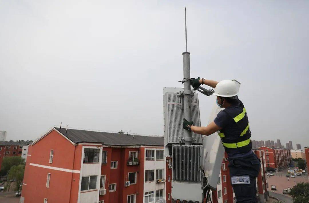 5G網絡維護 鞍山鐵塔技師于曙光街道基站進行天線通訊設備修理